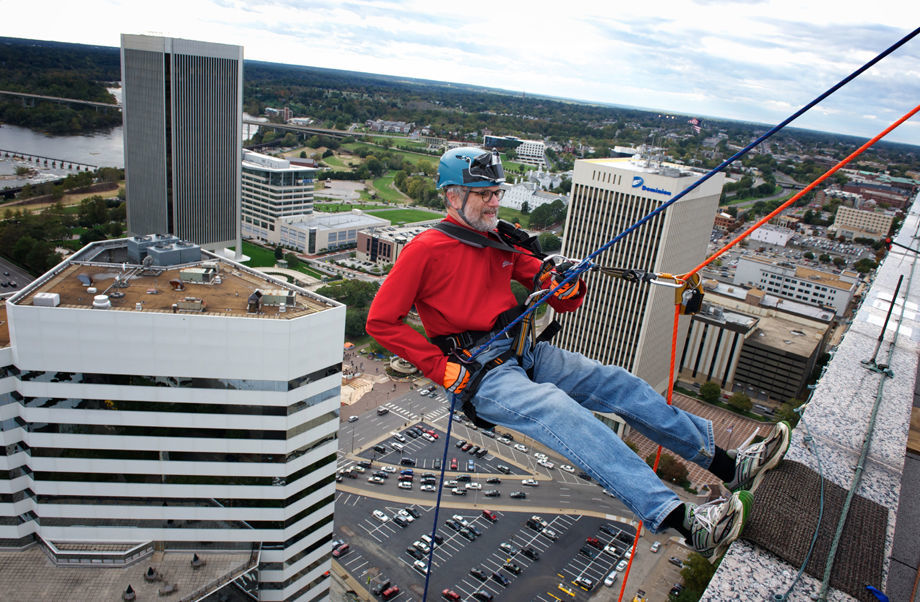Paul Woody rappels off Suntrust Building